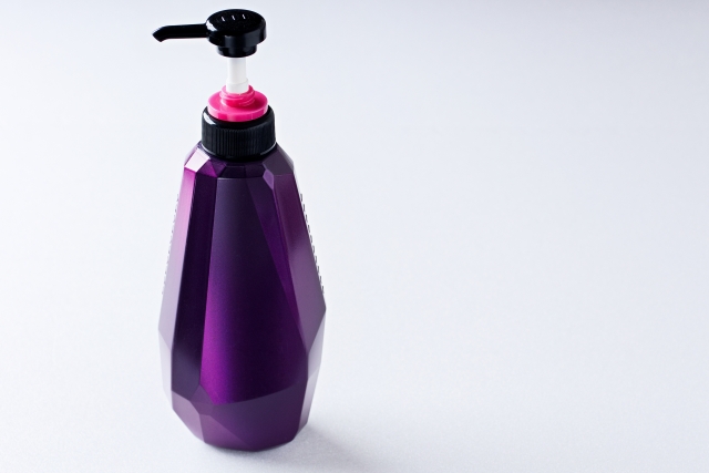 紫のシャンプーボトルの写真