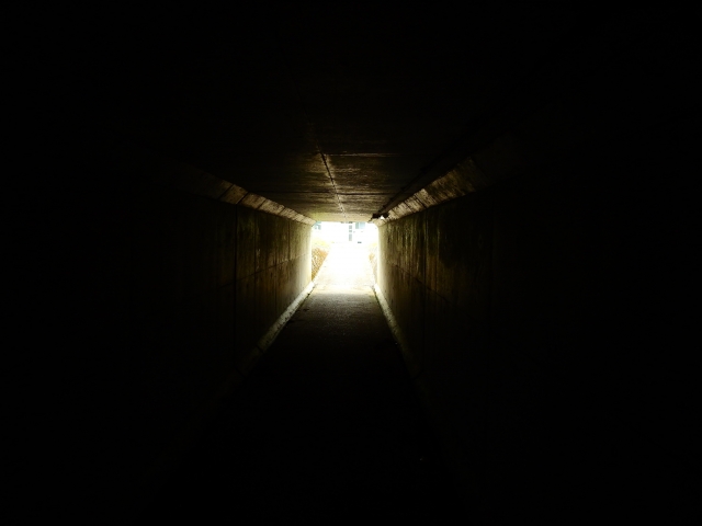 出口が見えるトンネル