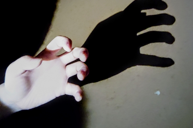 暗闇に映る手と影