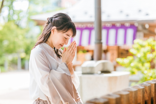 参拝する女性